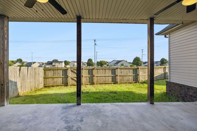 1004 Thrasher Dr, Clarksville, TN 37040