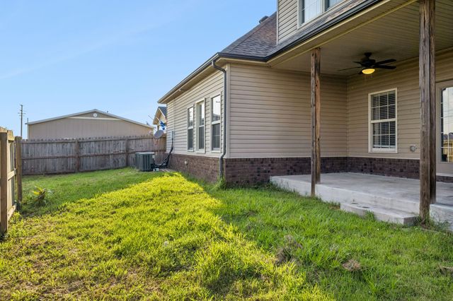 1004 Thrasher Dr, Clarksville, TN 37040