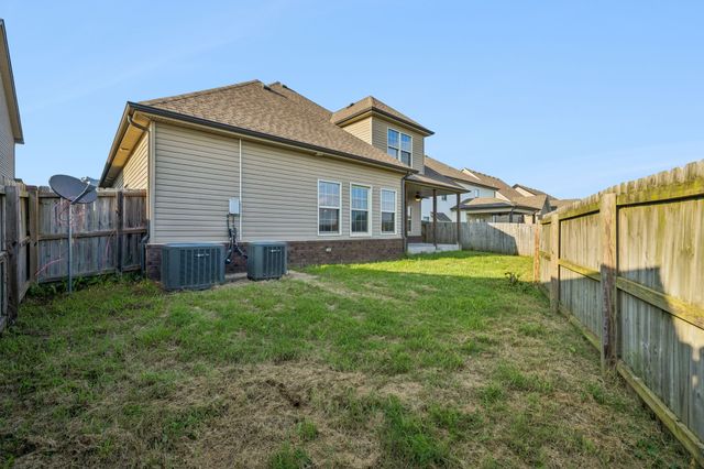 1004 Thrasher Dr, Clarksville, TN 37040