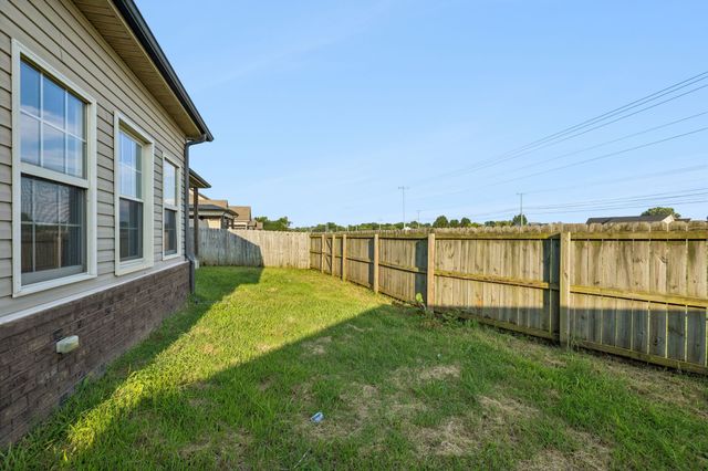 1004 Thrasher Dr, Clarksville, TN 37040
