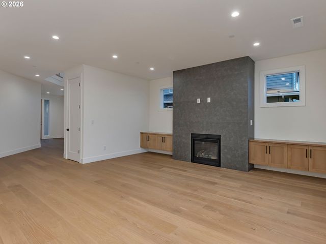 154 E AIREDALE Ave, La Center, WA 98629