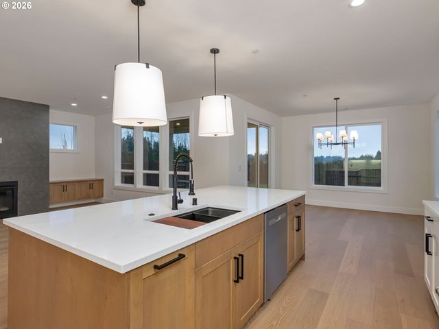 154 E AIREDALE Ave, La Center, WA 98629