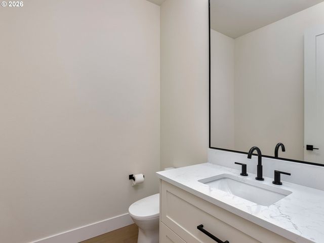 154 E AIREDALE Ave, La Center, WA 98629