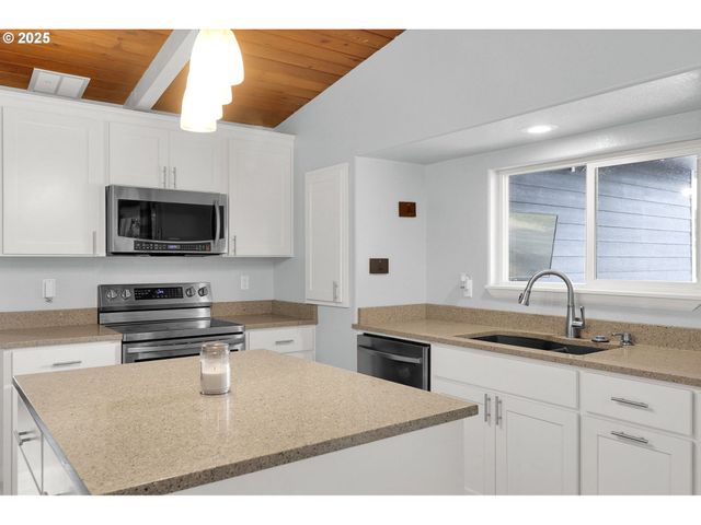 93215 LONG TOM Dr, Cheshire, OR 97419