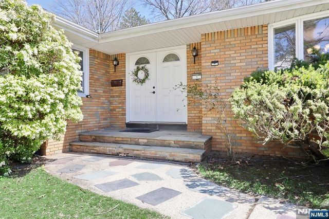 7 Tufts Court, Paramus, NJ 07652