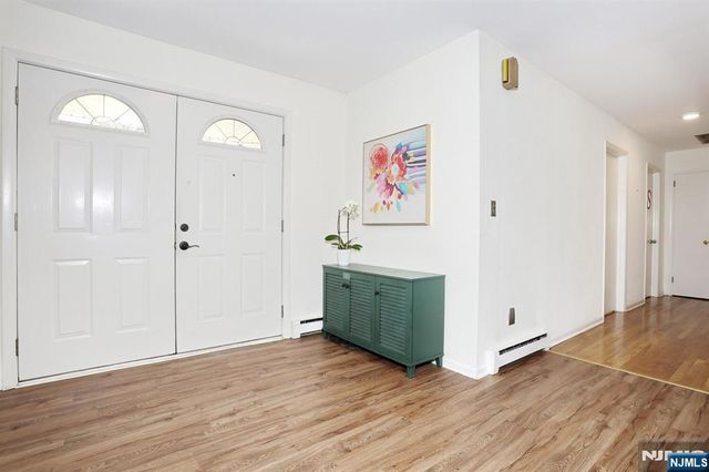 7 Tufts Court, Paramus, NJ 07652