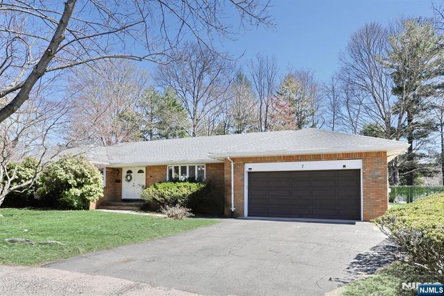 7 Tufts Court, Paramus, NJ 07652