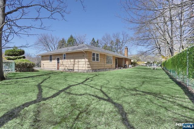 7 Tufts Court, Paramus, NJ 07652