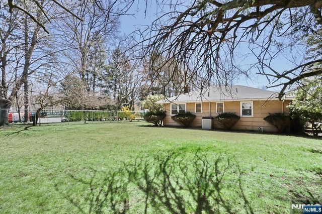 7 Tufts Court, Paramus, NJ 07652