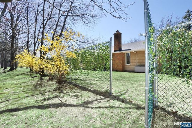 7 Tufts Court, Paramus, NJ 07652