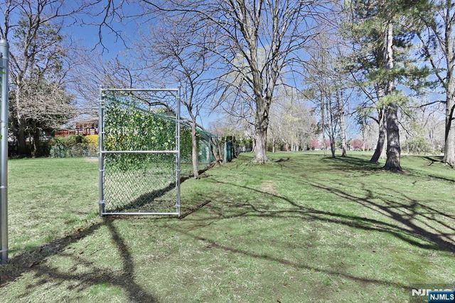 7 Tufts Court, Paramus, NJ 07652