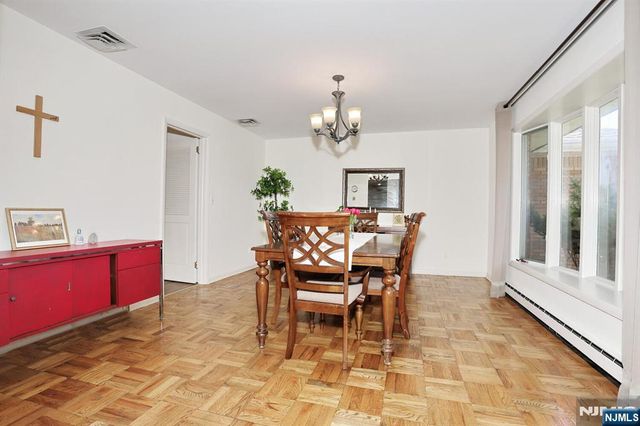 7 Tufts Court, Paramus, NJ 07652