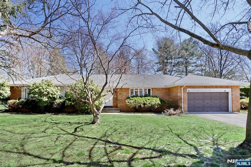 7 Tufts Court, Paramus, NJ 07652