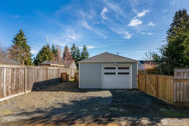 10739 Fremont Avenue N, Seattle, WA 98133