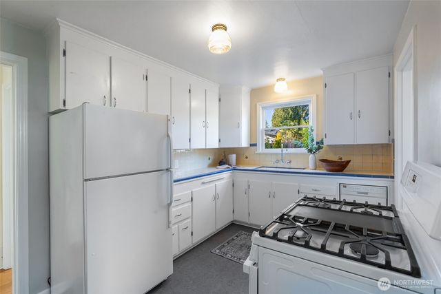 10739 Fremont Avenue N, Seattle, WA 98133