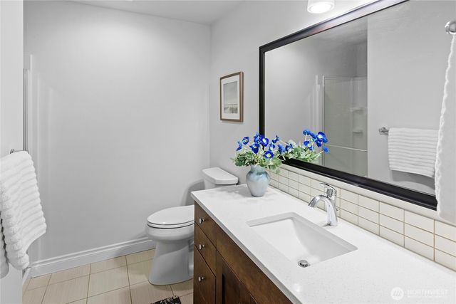 13844 La Vigne Court NE, Bainbridge Island, WA 98110