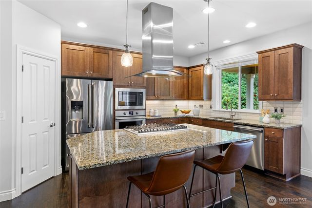 13844 La Vigne Court NE, Bainbridge Island, WA 98110