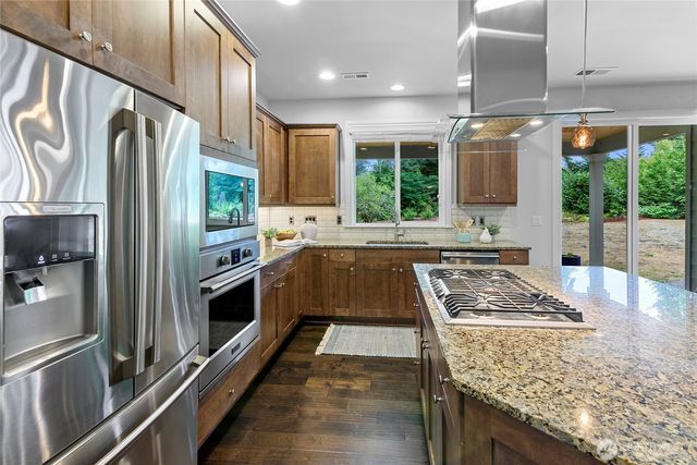 13844 La Vigne Court NE, Bainbridge Island, WA 98110