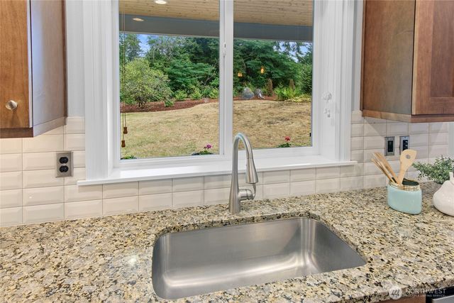 13844 La Vigne Court NE, Bainbridge Island, WA 98110