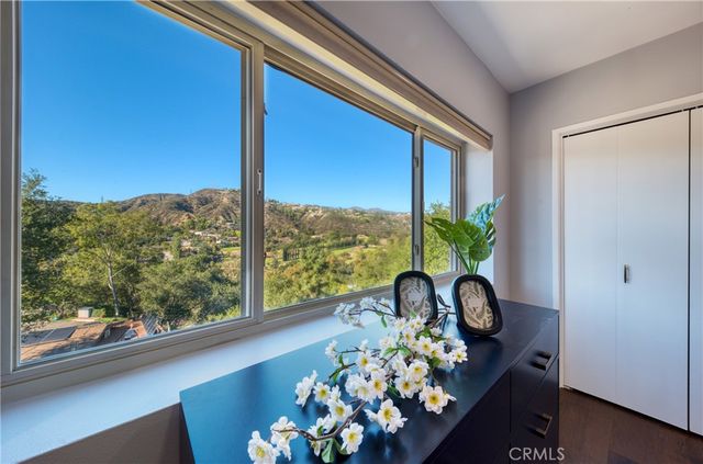 3025 Hollywell Place, Glendale, CA 91206