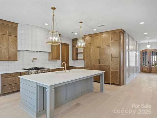 923 Laurel Creek Lane, Charlotte, NC 28211