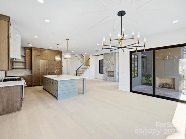 923 Laurel Creek Lane, Charlotte, NC 28211