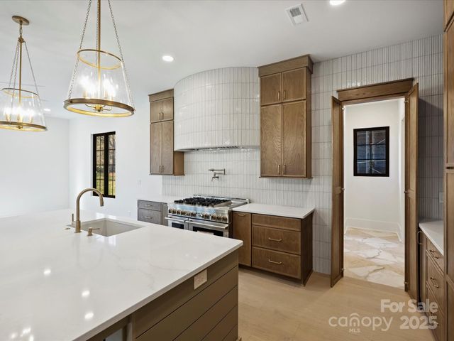 923 Laurel Creek Lane, Charlotte, NC 28211