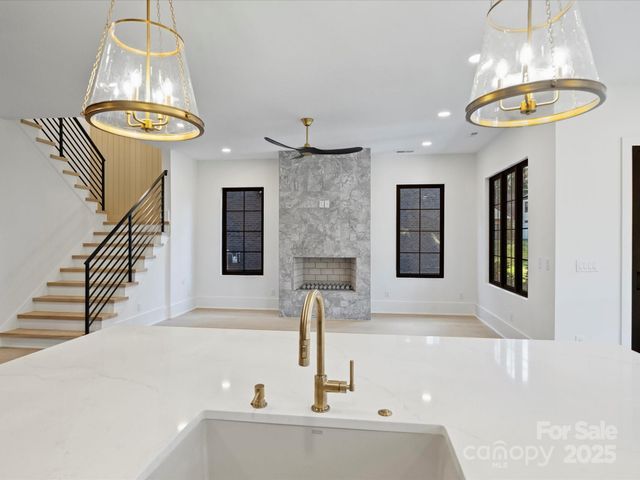 923 Laurel Creek Lane, Charlotte, NC 28211