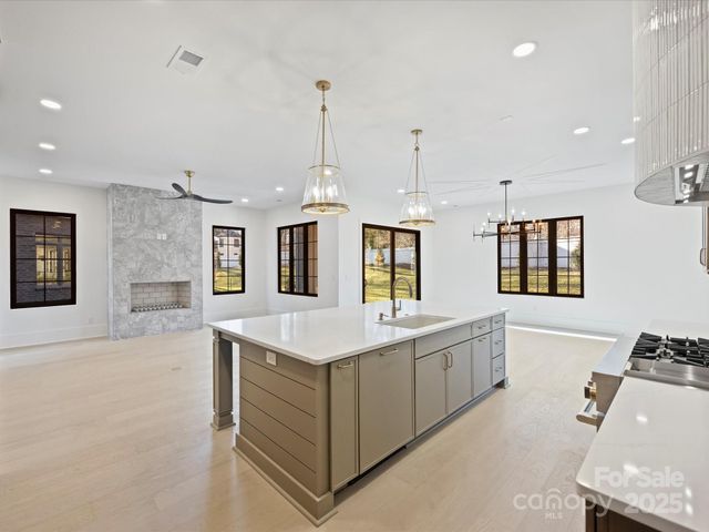 923 Laurel Creek Lane, Charlotte, NC 28211