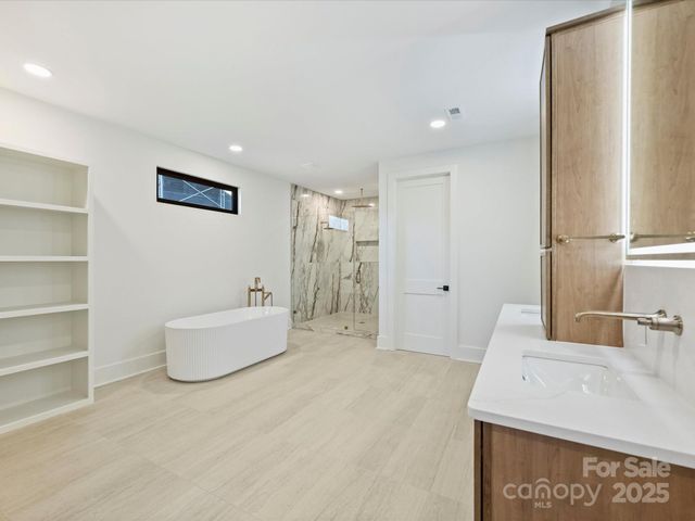 923 Laurel Creek Lane, Charlotte, NC 28211