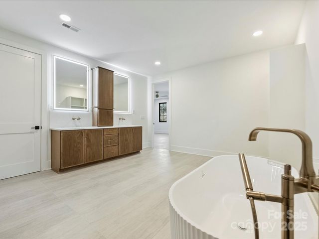 923 Laurel Creek Lane, Charlotte, NC 28211