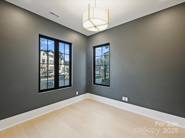 923 Laurel Creek Lane, Charlotte, NC 28211