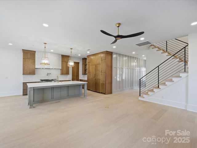 923 Laurel Creek Lane, Charlotte, NC 28211