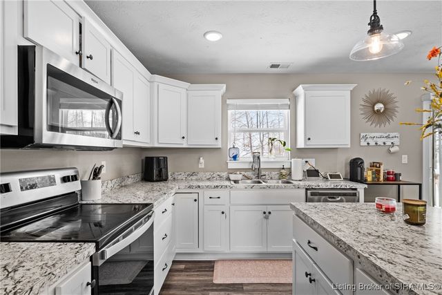 850 Twin Oaks Drive, Henryville, IN 47126