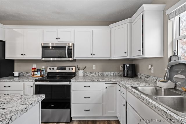 850 Twin Oaks Drive, Henryville, IN 47126