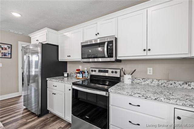 850 Twin Oaks Drive, Henryville, IN 47126