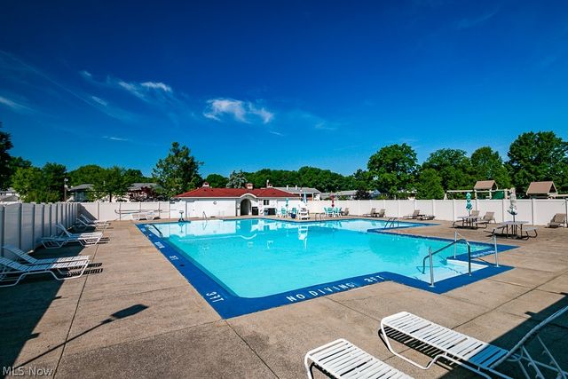 10 Meadowlawn Drive 13, Mentor, OH 44060