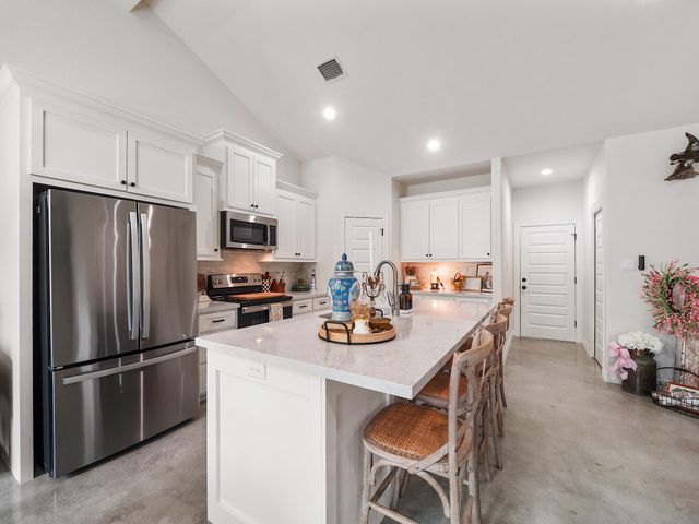 125 Ellis Lane, West Columbia, TX 77486
