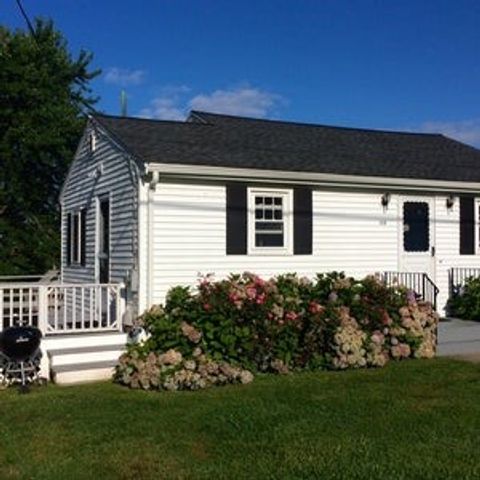 140 Renfrew Avenue, Middletown, RI 02842