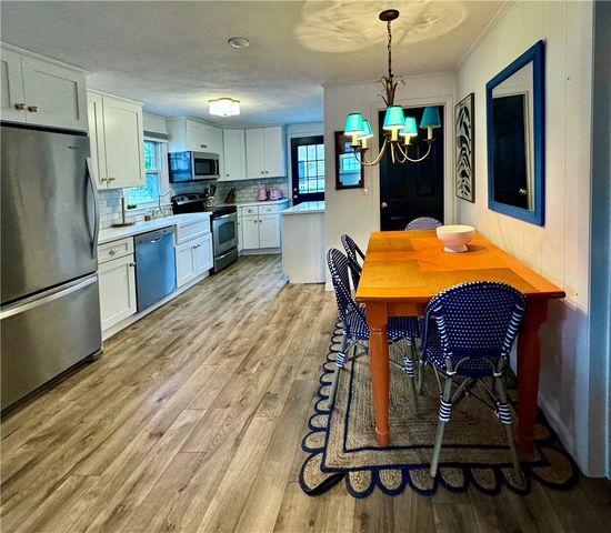 140 Renfrew Avenue, Middletown, RI 02842
