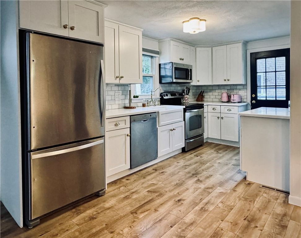 140 Renfrew Avenue, Middletown, RI 02842