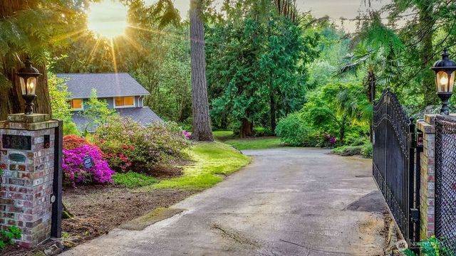 3733 221st Avenue SE, Sammamish, WA 98075