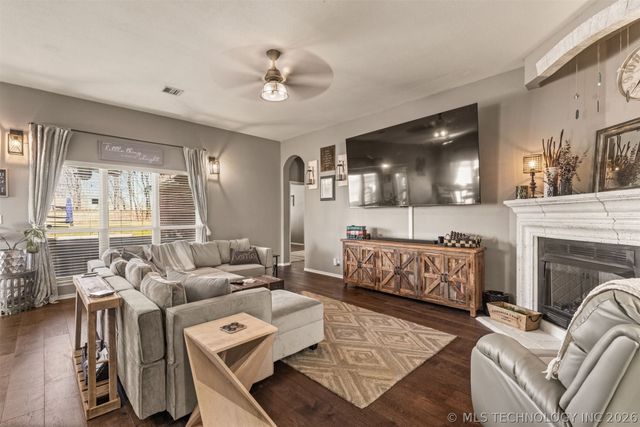 19835 E Redbud Drive, Owasso, OK 74055