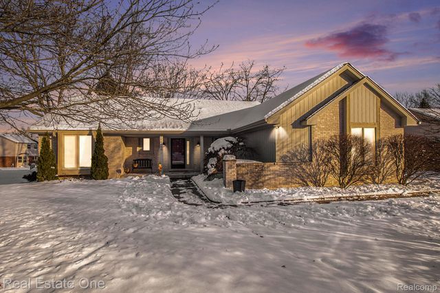 6886 High Oaks Drive, Troy, MI 48098