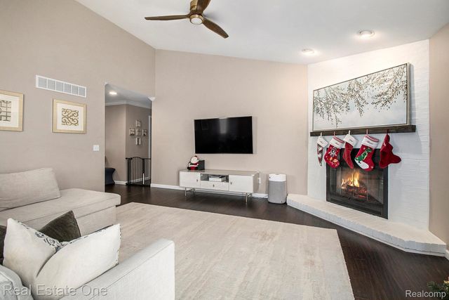 6886 High Oaks Drive, Troy, MI 48098