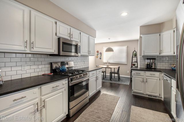 6886 High Oaks Drive, Troy, MI 48098