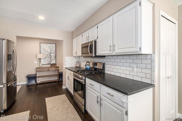 6886 High Oaks Drive, Troy, MI 48098