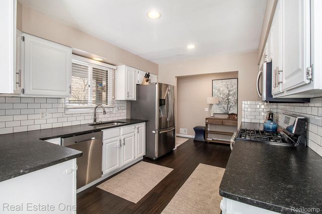 6886 High Oaks Drive, Troy, MI 48098