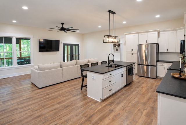 1220 Breeden Rd, Charlotte, TN 37036