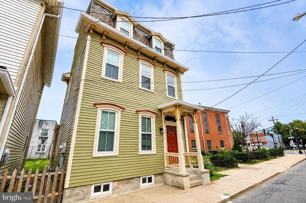 402 LAWRENCE ST, Burlington, NJ 08016